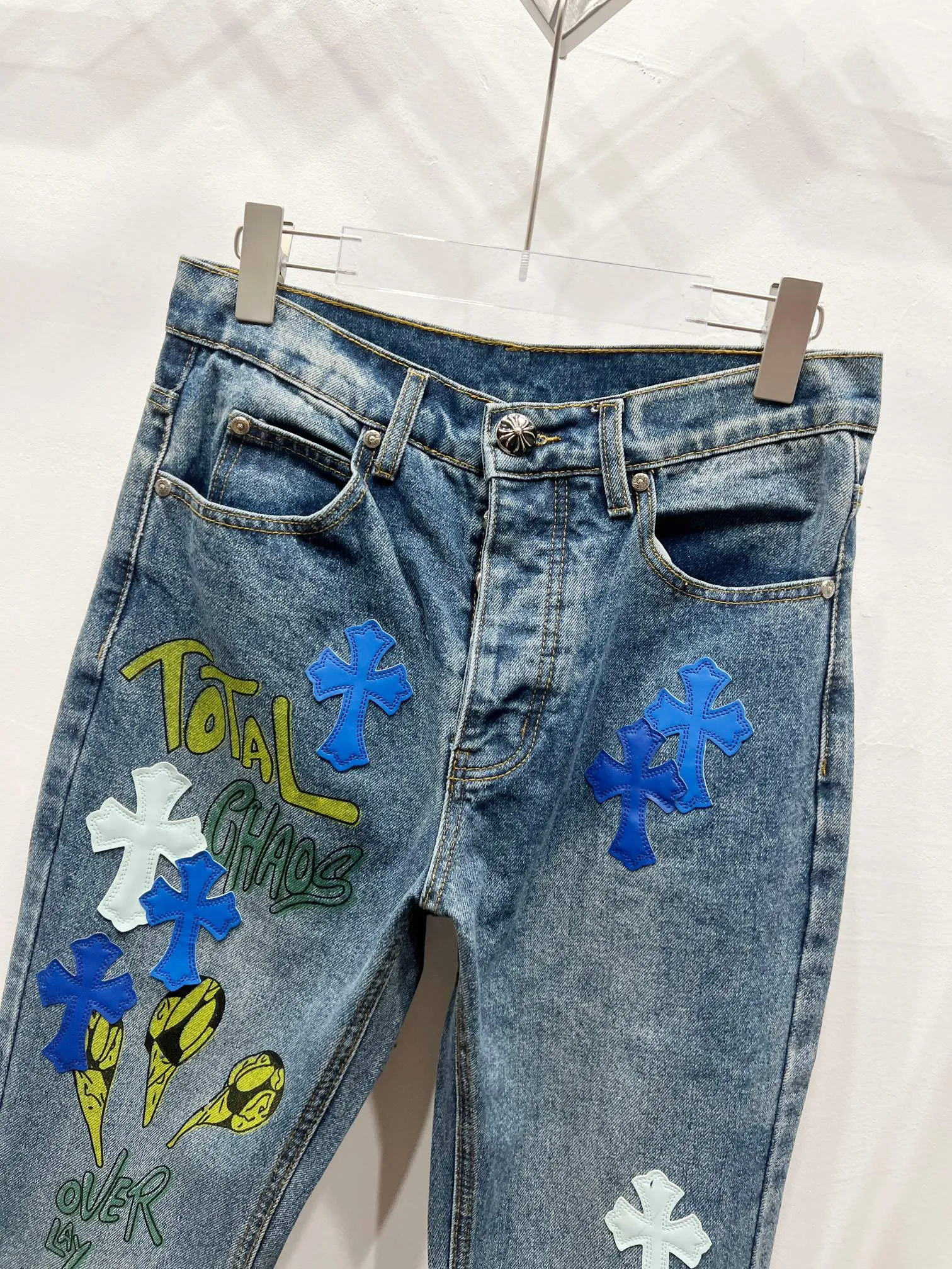 P260 Style No.: (c012) Crow Heart & 𝐂𝐡𝐫𝐨𝐦𝐞 𝐇𝐞𝐚𝐫𝐭 ss25 new graffiti letters blue and white cross patchwork leather couple style loose washed micro-boot jeans. Styles with different washed textures are very friendly to people with thin legs. The micro-flare version perfectly modifies the leg shape. The timeless and moderate length makes it easy to match and match. It is the basis for various styles and is a must-have in your wardrobe! The fabric is stiff but also makes the upper body soft without losing texture. The washing process is even more perfect. It is a must-have item for everyone! ! ! Washed wheat, hang tag, pants label, three labels complete Color: blue Size: 28-30-32-34-36